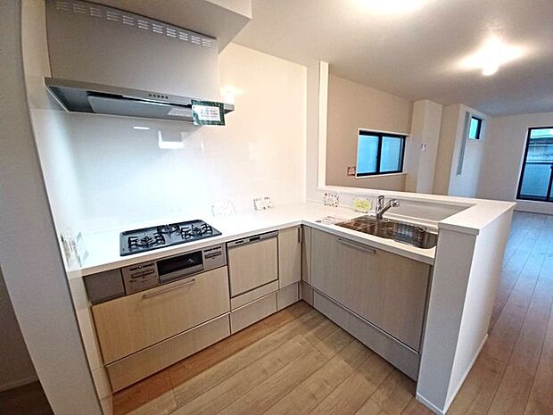 キッチンスペースは明るい空間に！使い手目線でポイントを押さえ、家事が楽しく進むキッチン。細部にまで施された上質なアイテムが快適な日常生活を叶えてくれます。