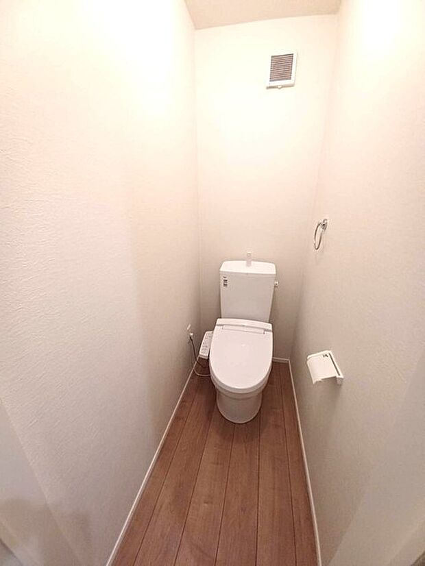 トイレは2か所ございますので、朝の込み合う時間帯も安心です！ 来客時にも気兼ねなくご使用いただけます。 