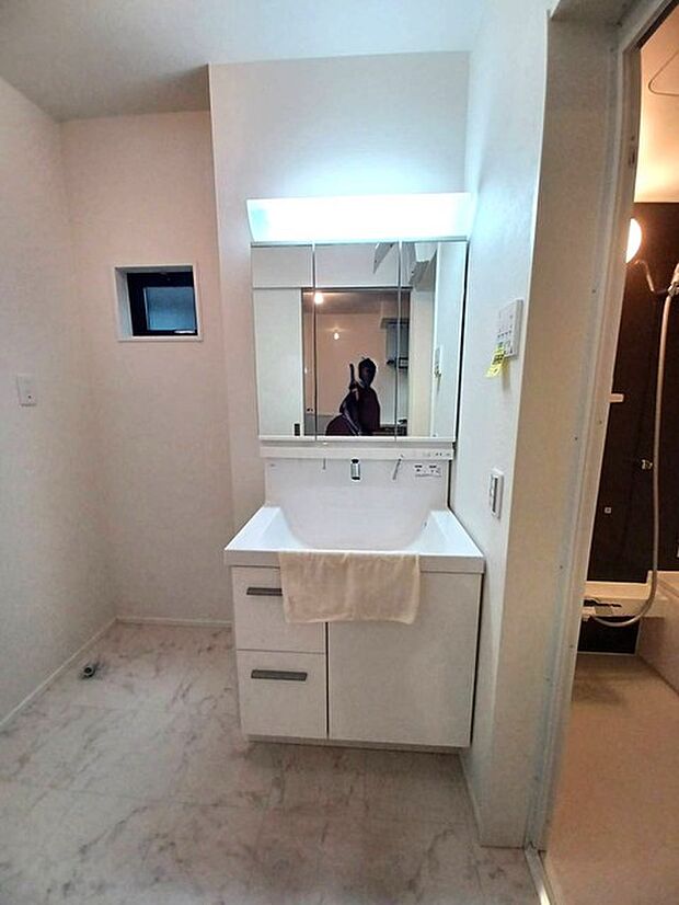 朝の身支度に便利なシャンプードレッサーはとっても便利です！シンク下の収納でアメニティ類のストックもバッチリ！ 