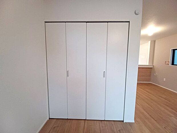 大型のクローゼットです！ これだけの収納力があれば部屋もスッキリ保てますよ！  