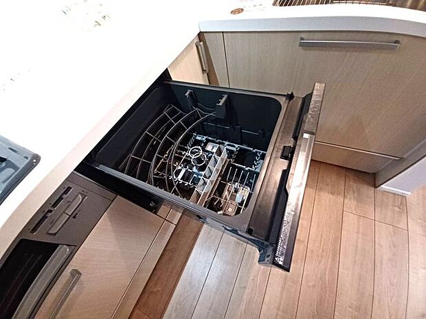 家事の時短に効果大の食洗器付き。高温でパワフルに洗い、温風乾燥します。手洗いよりも節水・節約が可能です。 一度使うと手放せないですよ！ 