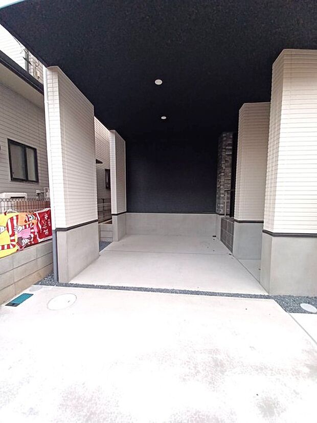 雨風から大切な愛車を守るビルトインガレージ付き！ 