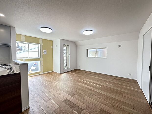 ご家族だんらんのスペースとなるリビング。家具の配置がしやすい広さを確保しています！ 