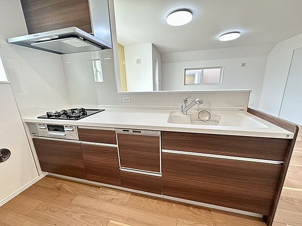 キッチンでも開放感あり! 食器洗い乾燥機や浄水器一体型シャワー水栓などを搭載した、対面キッチンはご家族との会話を楽しみながら、お子様の様子を見守りながらお料理できる人気のスタイルです!