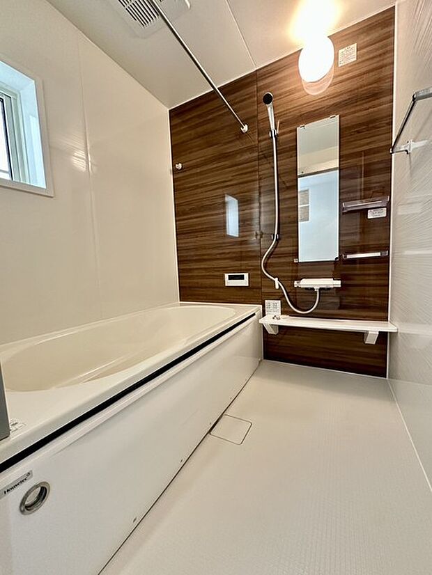 浴室換気乾燥暖房機能付きの浴室は、雨の日でも乾燥機能で洗濯物をカラっと乾かせます。自動湯はりや追い焚き機能を備えたオートバスで一日の疲れを癒していただけます。 