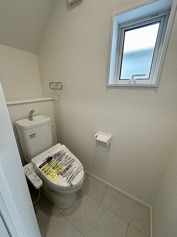 トイレは2か所ございますので、朝の込み合う時間帯も安心です！ 来客時にも気兼ねなくご使用いただけます。 