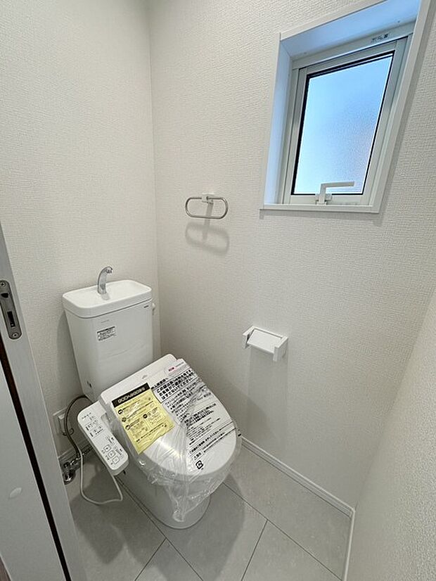 トイレは2か所ございますので、朝の込み合う時間帯も安心です！ 来客時にも気兼ねなくご使用いただけます。 