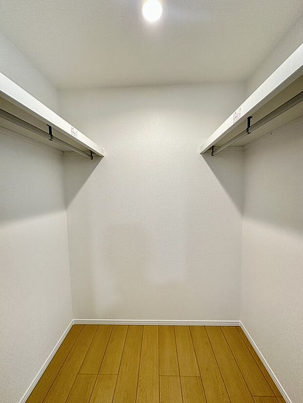 広々としたウォークインクローゼット！ ゴルフバックや趣味の物など、まとめて収納できるのでお部屋を有効に使えますね！ 