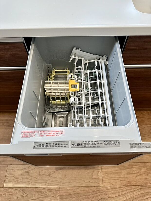 家事の時短に効果大の食洗器付き。高温でパワフルに洗い、温風乾燥します。手洗いよりも節水・節約が可能です。 一度使うと手放せないですよ！ 