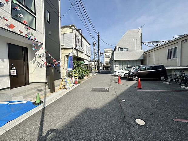 交通量の少ない前面道路です。 小さなお子様がいるご家庭でも安心です！ 