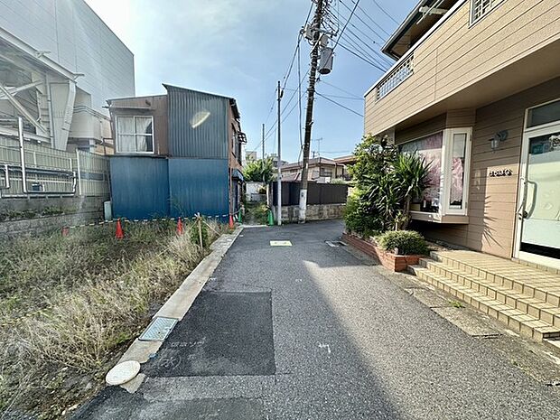 閑静な住宅街です！お子様と手を繋いで並んで歩けるくらい広い前面道路です！ 