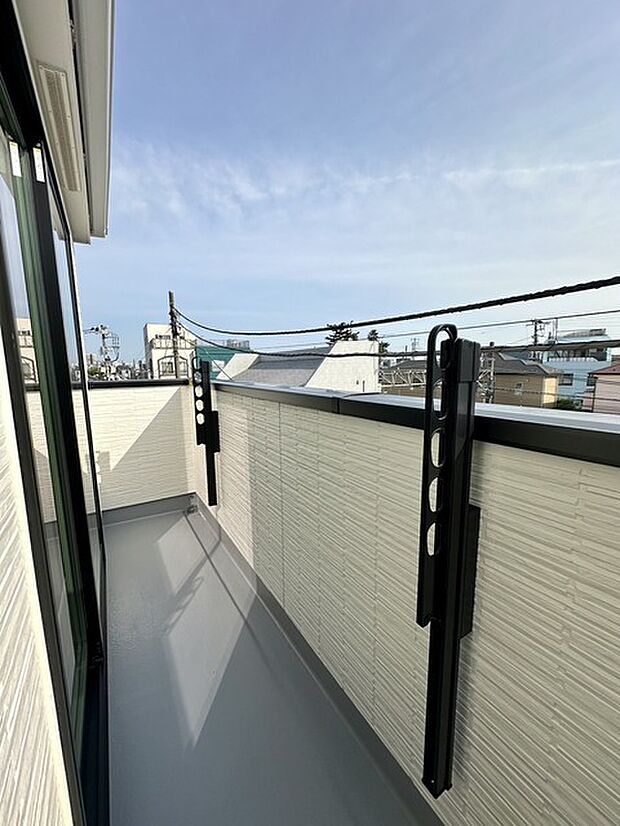 広々としたバルコニーがあり、たくさんの洗濯物を干すことができます! 日当たりが良く暖かいですよ〜!