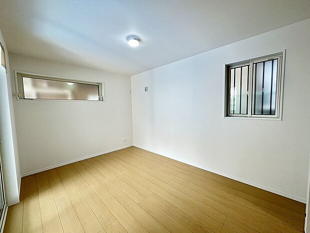 洋室は明るい空間となっています!子供部屋にも良さそうですね!
