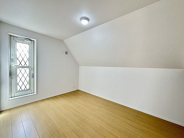 大きな窓からは快適な光を取り入れ、通気性能を上げる事で居心地の良い空間を演出します