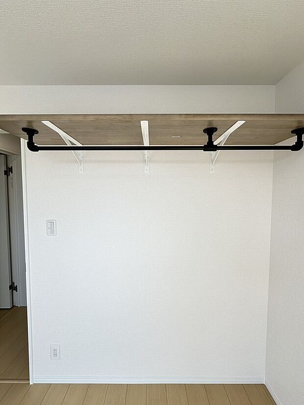 ハンガーパイプが設置されています! そのまま洋服を掛けられるので、洋服ダンスも必要なさそうですね!