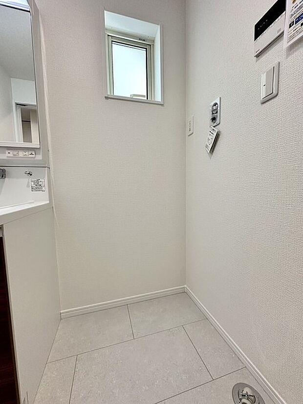 洗濯機置き場も広めのスペースを確保しております！是非、現地にてスペースを確認してみてください！ 