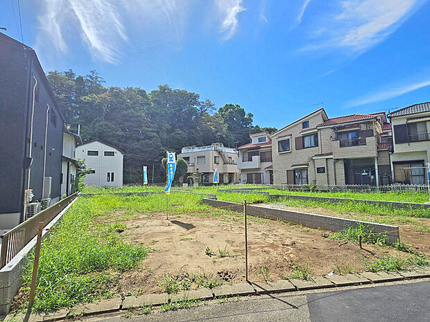 閑静な住宅街です!お子様と手を繋いで並んで歩けるくらい広い前面道路です!