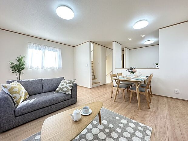 【B号棟】ご家族だんらんのスペースとなるリビング。家具の配置がしやすい広さを確保しています！ 