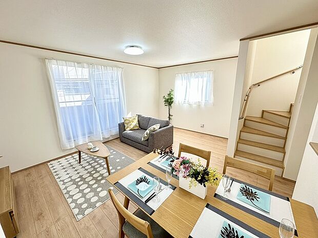 【B号棟】キッチンと統一感のある家具など設置し、お洒落な空間に！ 