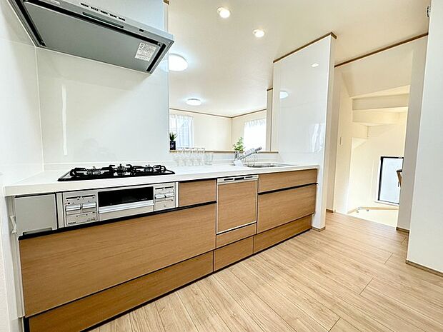 【B号棟】キッチンスペースは明るい空間に！使い手目線でポイントを押さえ、家事が楽しく進むキッチン。細部にまで施された上質なアイテムが快適な日常生活を叶えてくれます。