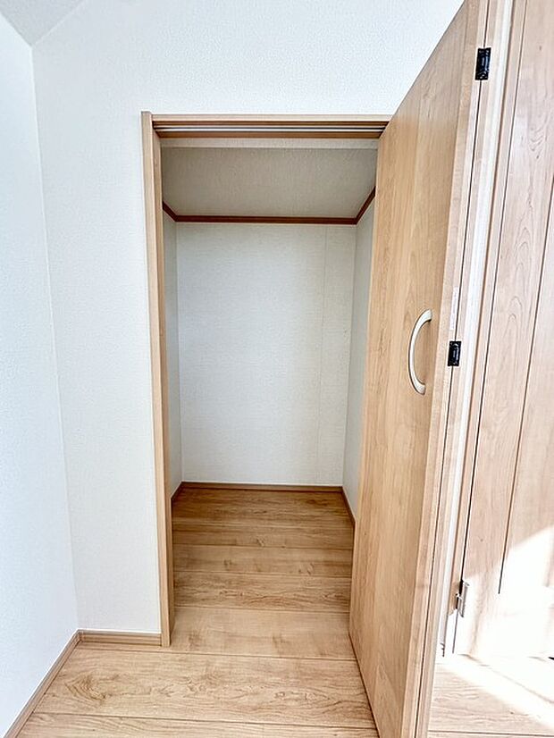 【B号棟】大型のクローゼットです！ これだけの収納力があれば部屋もスッキリ保てますよ！ 