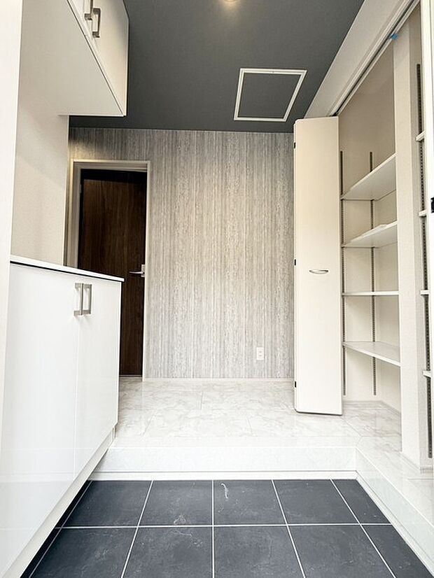 靴箱の他にもクローゼットを備えた玄関ホール。この収納は重宝しそうです^^ 