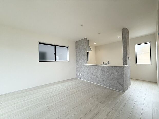 清潔感の溢れるクロスが明るい空間を創り出しているダイニング。 ここで楽しむ家族の時間が絆をより深めてくれそうです。 集いの場、憩いの場としての快適性を求めたやすらぎの空間です。 