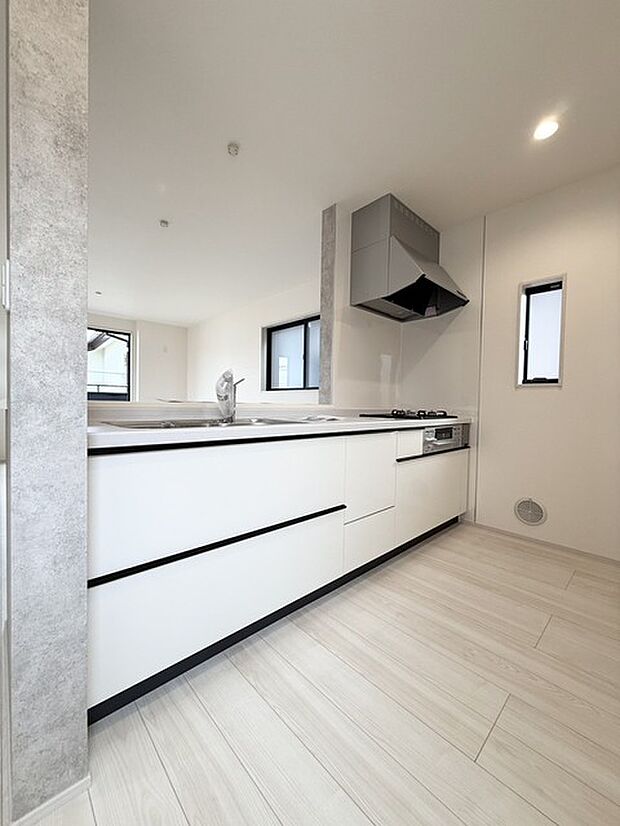 女性に大人気の対面キッチン！お料理しながらご家族とのコミュニケーションが取れるのは対面だから出来ること！ お小さいお子様を見守りながらの家事は安心ですよね！ 