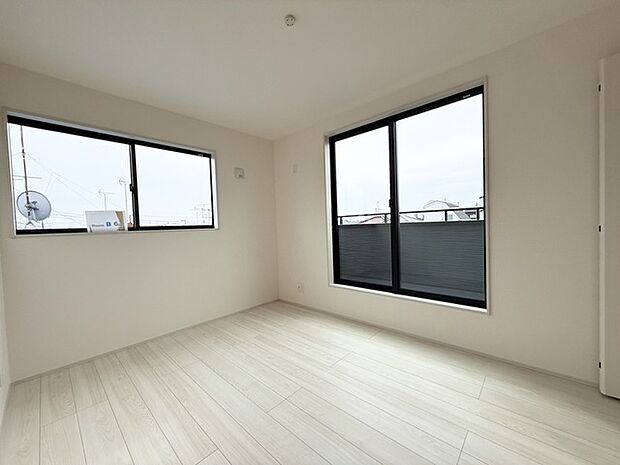 寝室は明るい空間となっています！子供部屋にも良さそうですね！ 