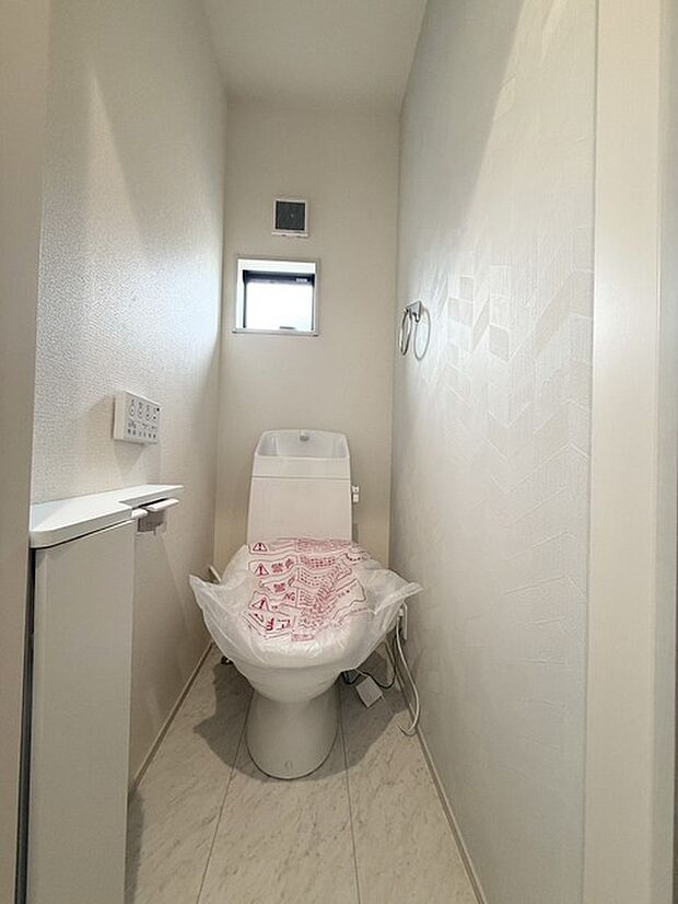 壁には埋め込み式の収納があります！ トイレットペーパー等のストックに便利です！ 