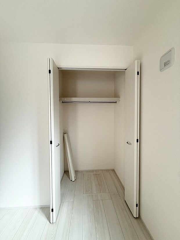 クローゼットも内にはハンガーパイプも設置されています！ そのまま洋服を掛けられるので、洋服ダンスも必要なさそうですね！ 