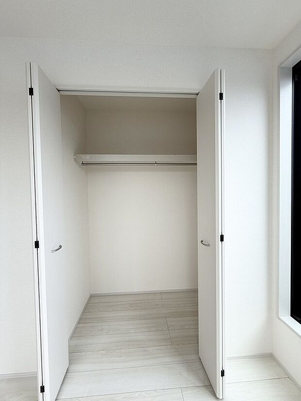 クローゼットも内にはハンガーパイプも設置されています！ そのまま洋服を掛けられるので、洋服ダンスも必要なさそうですね！ 