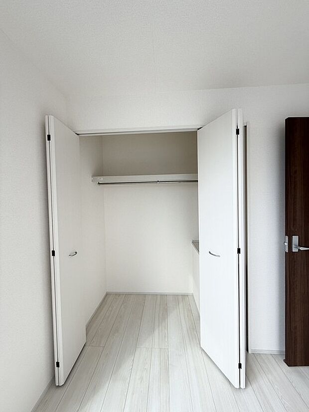クローゼットも内にはハンガーパイプも設置されています！ そのまま洋服を掛けられるので、洋服ダンスも必要なさそうですね！ 