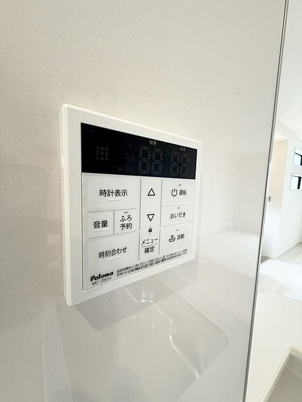 お湯張りや追焚き操作もキッチンから操作でき いつでも温かいお風呂に入ることができます！ 