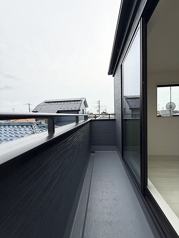 バルコニーは3カ所あるんです！ 洗濯物もたくさん干せるので便利です！  