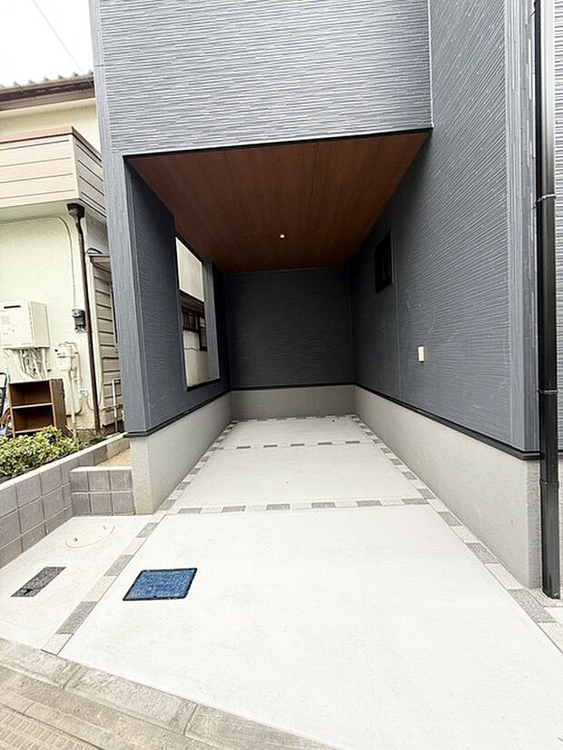 雨風から大切な愛車を守るビルトインガレージ付き！ 