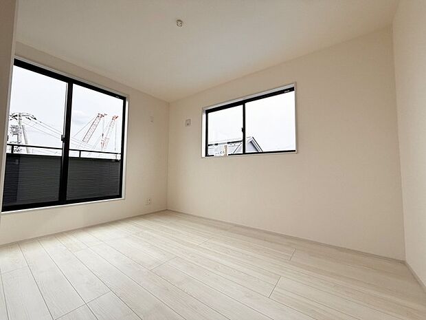 洋室は明るい空間となっています！子供部屋にも良さそうですね！ 