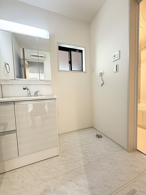 洗濯機置き場も広めのスペースを確保しております！是非、現地にてスペースを確認してみてください！ 