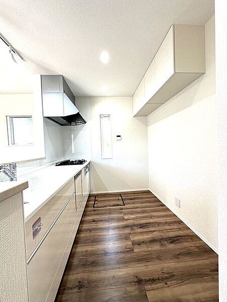 キッチンでも開放感。 食器洗い乾燥機や浄水器一体型シャワー水栓などを搭載した、対面キッチンはご家族との会話を楽しみながら、お子様の様子を見守りながらお料理できる人気のスタイルです！