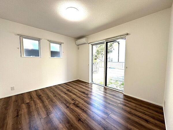 寝室は明るい空間となっています！子供部屋にも良さそうですね！
