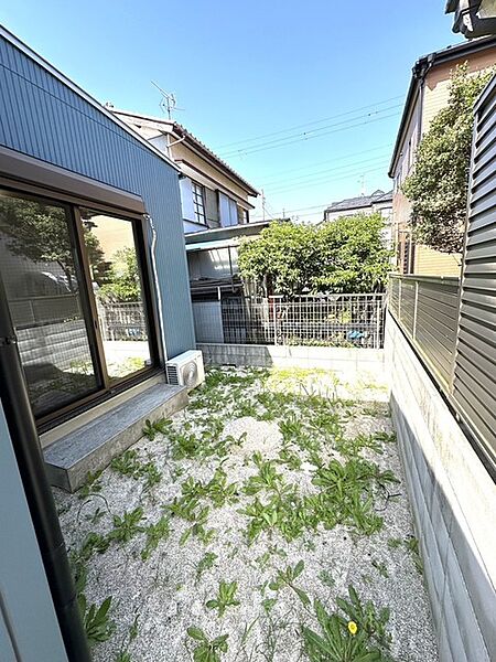 日当たりの良い南庭です！ ガーデニングや家庭菜園、BBQ等もよろしいですね！