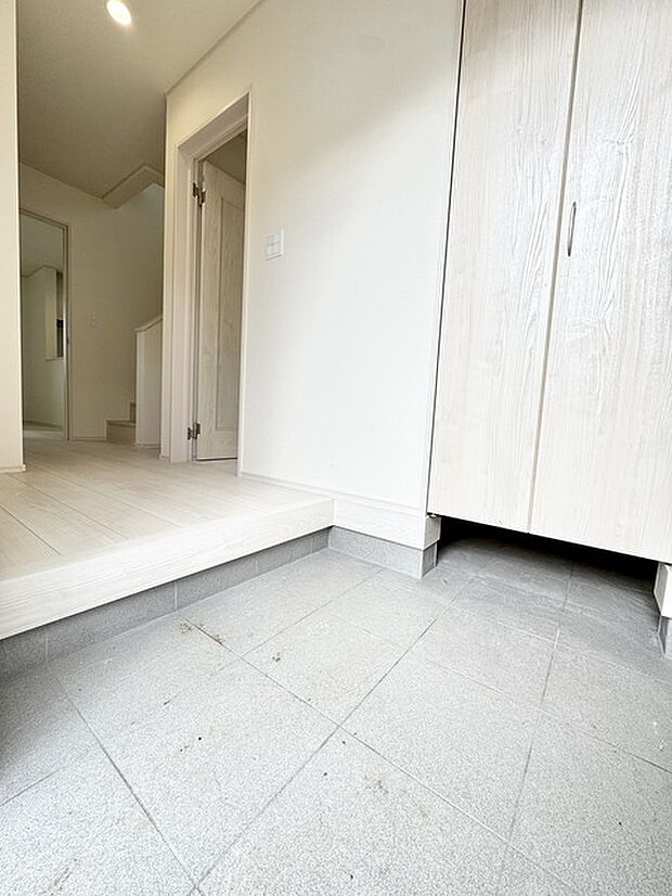 お家に出会う人々を出迎える玄関だからこそ、広々清潔感あふれる空間にしたいですね！ 