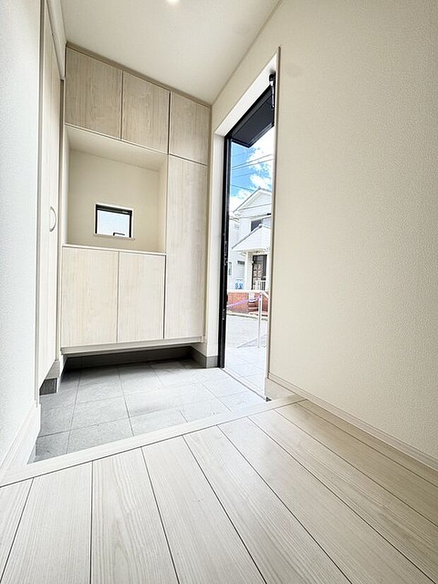 大型の下駄箱収納でお気に入りの靴もたっぷり収納できますね！ 