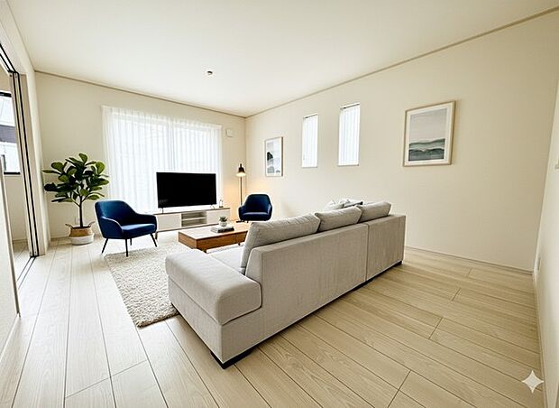 休日はお陽さまの光がたっぷり差し込むぽかぽかリビングで過ごしませんか？ ※家具はイメージです。