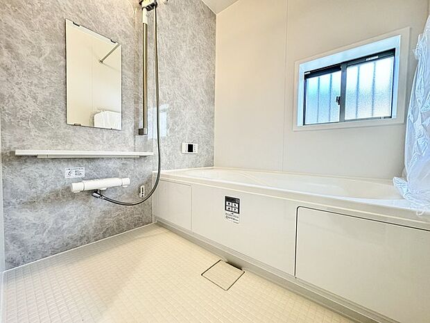 追焚き機能付バスで、夜遅く帰ってきたご家族も暖かいお風呂でゆっくりと入浴できます！ 