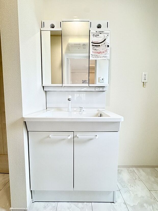 朝の身支度に便利なシャンプードレッサーはとっても便利です！シンク下の収納でアメニティ類のストックもバッチリ！ 