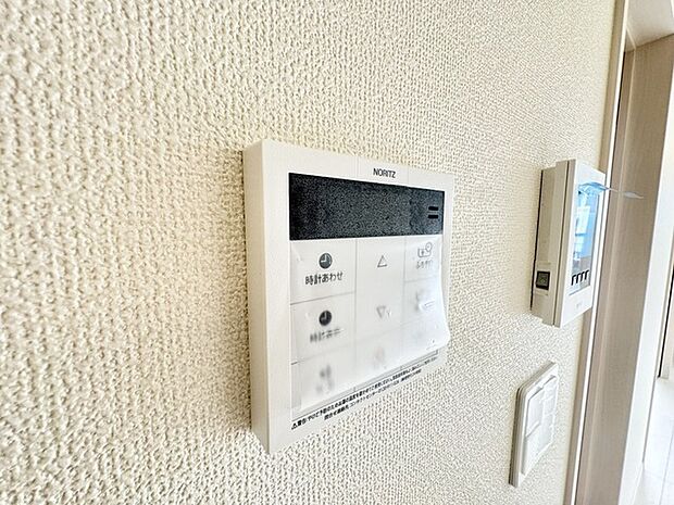 キッチンの壁にはユニットバスのコントローラーが設置されています！ お湯張りや追焚き操作もキッチンから操作でき いつでも温かいお風呂に入ることができます！ 
