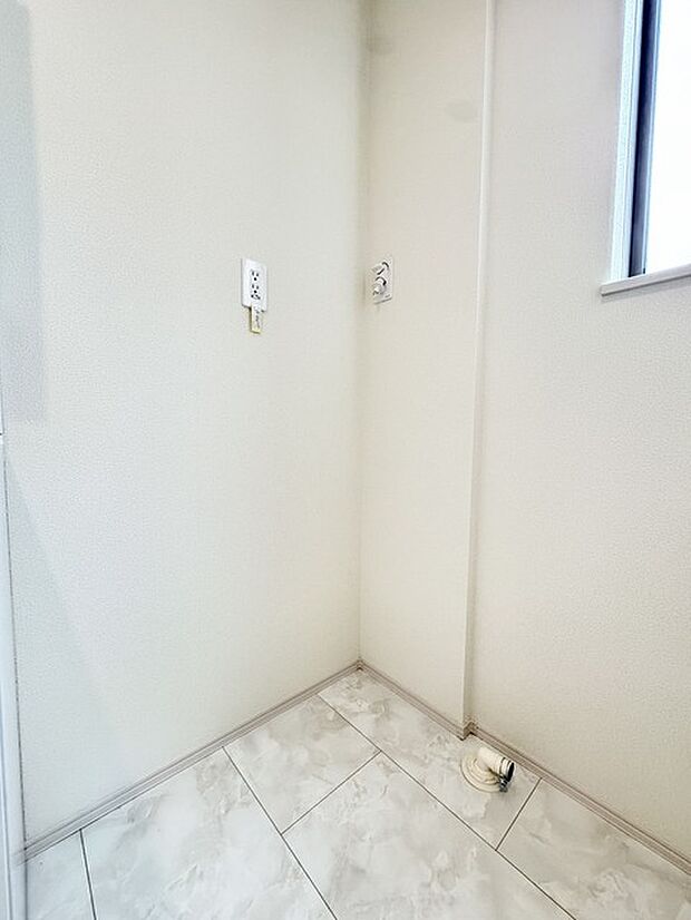 洗濯機置き場も広めのスペースを確保しております！是非、現地にてスペースを確認してみてください！ 