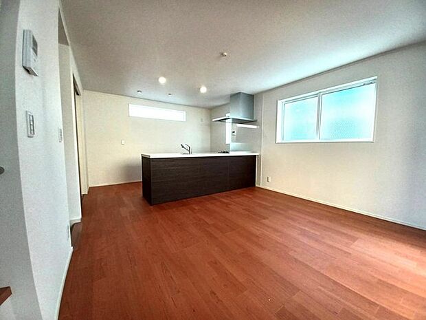 キッチンと統一感のある家具など設置し、お洒落な空間に！ 