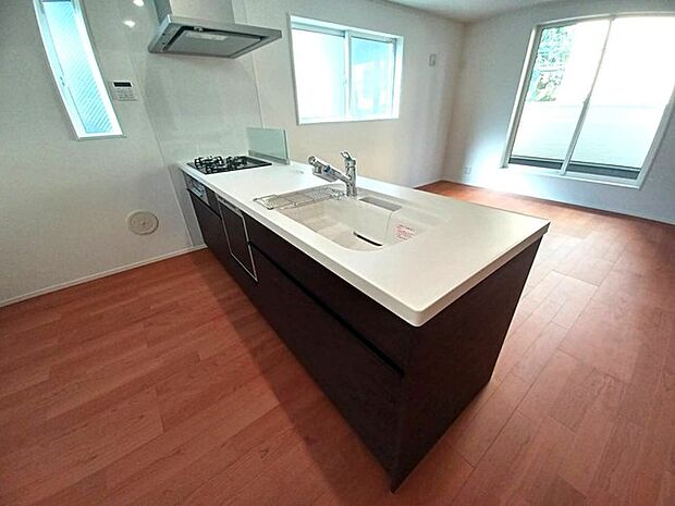 キッチンと統一感のある家具など設置し、お洒落な空間に！ 